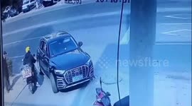 Delivery rider attacked by two men in road rage incident in China
