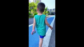 Boy, 3, confidently strolls into doctor's clinic for an injection