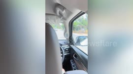 Passerby rescues toddler crawling across road in Thailand