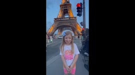 Dad makes his daughter believe that she turned on the Eiffel Tower sparkles