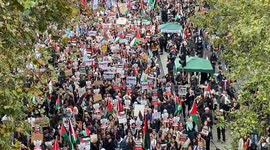 Tens of thousands of people in London march in solidarity with Palestine