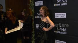 Lisa Loeb attends the 2023 SONA Warrior Awards red carpet in LA, USA