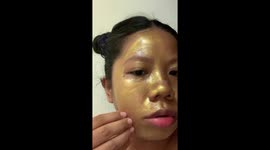 Beauty fanatic has epic struggle removing gold face mask