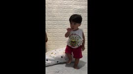 Toddler adorably mimics basketball dribbling and shooting during TV match