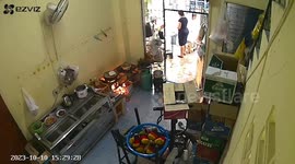 Quick-thinking chef puts out fire in kitchen