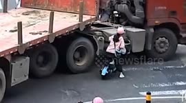 Scooter rider miraculously evades death after truck collision in eastern China