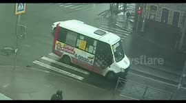 Bus driver hits jaywalking pedestrian at Saratov traffic light