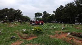 Nesta quinta-feira, 2 de novembro de 2023, feriado nacional do Dia dos Mortos, a comunidade Boliviana que vive no Brasil  foram visitar os túmulos de seus entes queridos no cemitério de Cachoeirinha, zona norte de São Paulo.