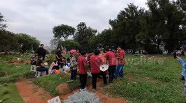 Nesta quinta-feira, 2 de novembro de 2023, feriado nacional do Dia dos Mortos, a comunidade Boliviana que vive no Brasil  foram visitar os túmulos de seus entes queridos no cemitério de Cachoeirinha, zona norte de São Paulo.