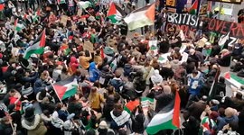 Pro palastinian rally in picadilly train station. Hundreds wave palastinian flag and chant free gaza