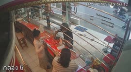 Robber threatens gold shop employees with toy gun in Thailand