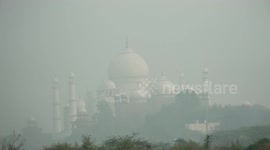 Taj Mahal shrouded by smog as air pollution levels soar in India