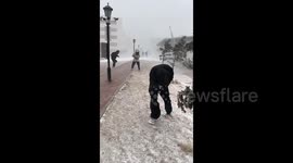 Students knocked over by powerful gusts amid Harbin's snowstorm