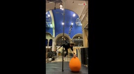 Best Friends give a comical twist to bouncing basketball with their ingenuity *Hilarious*