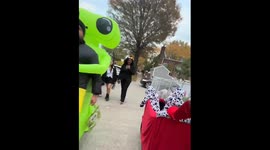 Adorable family costume in New York delights onlookers