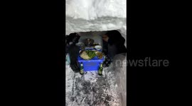 Ingenious pair construct snow hut for hotpot amidst snowstorm in northern China