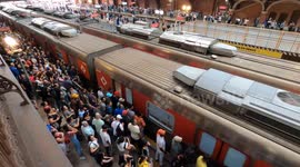 São Paulo, 10 de novembro de 2023, a volta do paulistano para casa nesta  Sexta Feira na estação da Luz da CPTM.