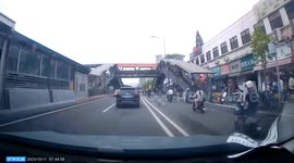 Highway collision in Guangdong: motorists escape serious injury, caught on camera