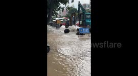 Massive water main break floods streets in southern China