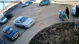 Bizarre incident in Kirov: half-naked man jumps from second-floor, harasses woman with children