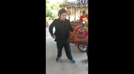 Competitive eater scoffs ten spicy takoyaki snacks in 14 seconds