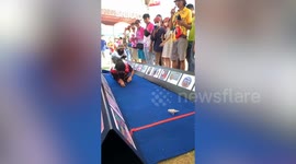 Stubborn parrot ignores owner's calls during competition