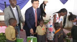 Chinese embassy donates goods to Chinese-aided orphanage in Zimbabwe