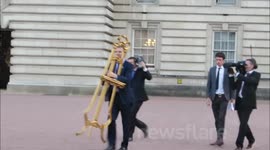 The Easel Arrives Outside Buckingam Palace