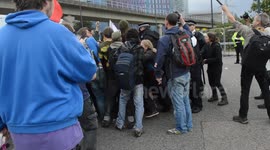 'Police Arresting protesters occupy ve arms fair'