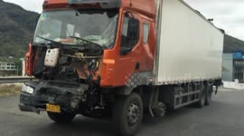 Seriously damaged lorry continues driving on motorway