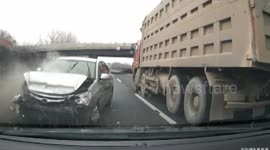 Car changing lanes on motorway leads to nasty crash