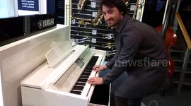 Guy plays Dr Dre riff at piano shop