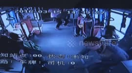 河南郑州 小伙因感情不顺 公交车上连续怒摔手机