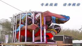 牛人缩骨神功蜷身钻入鸟笼