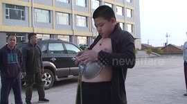 小伙肚皮吸碗拉走货车秀绝活