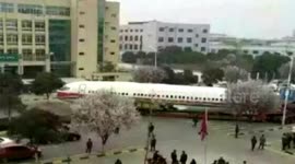 西安街头惊现“堵”飞机身长30米拐弯占满马路