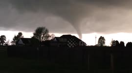 Powerful tornado touches down in Oklahoma, USA