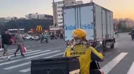 Food delivery rider travels with two pet cats on his shoulders