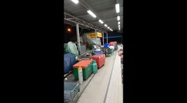 Passing elephant helps itself to noodles from shop in Thailand
