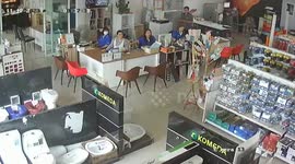 Shop staff flee as earthquake shakes building in northern Thailand