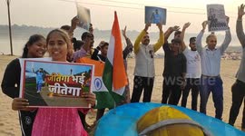 World Cup of Cricket made through sand art, slogans raised for India's victory with posters in their hands