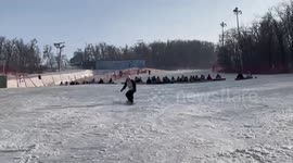 Snowy Stunts: First-Time Skier Accomplished Amazing Snowboarding Moves in Northeast China