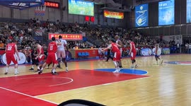 Basketball brawl erupts in Guangdong: referee steps in as players clash over alleged foul
