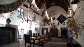 National Trust house puts up Christmas garland featuring 25,000 flowers for the 67th year