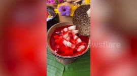 Watch this delicious Christmas-themed Thai dessert being made
