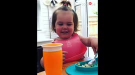 Toddler wants everyone to see her sur-pea-rising new way of eating dinner