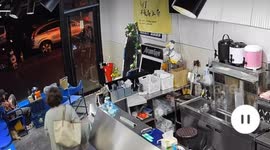 Customer and employee experience mishaps at Chinese milk tea shop