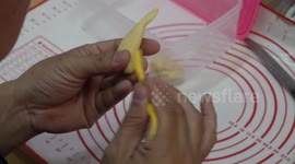 Watch Thai confectioners make stunning miniature fruit sculptures called 'luk chup'