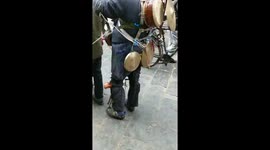 One-man-band busker impresses passers-by in China