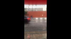 Pessoas andando na manhã deste dia com fortes chuvas na região da Lapa em São Paulo Brasil